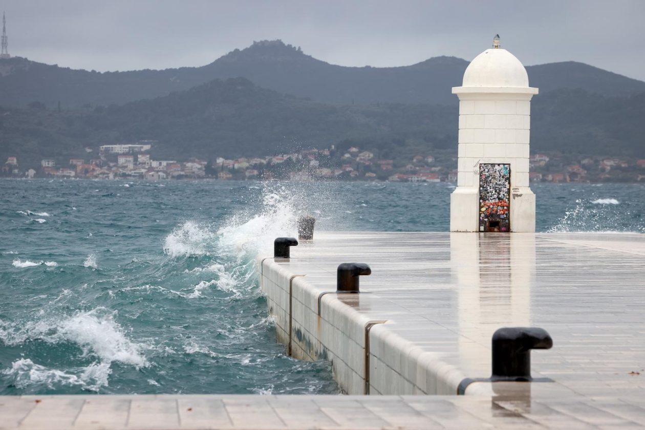 Zadar: Kiša i jugo u gradu