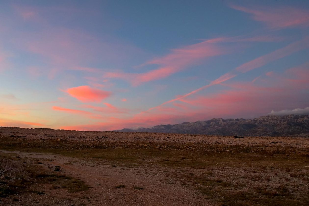 Pag: Boje zalaska iznad Velebita
