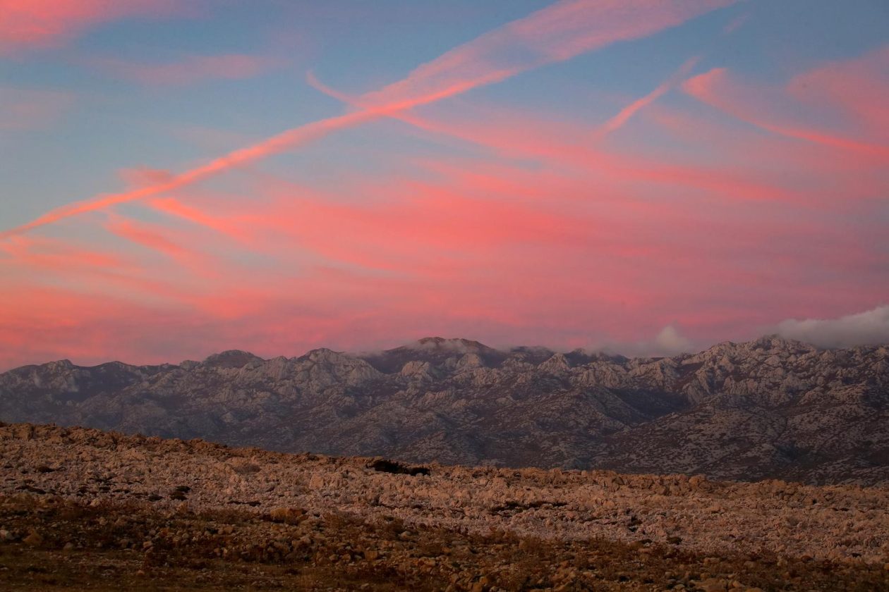 Pag: Boje zalaska iznad Velebita
