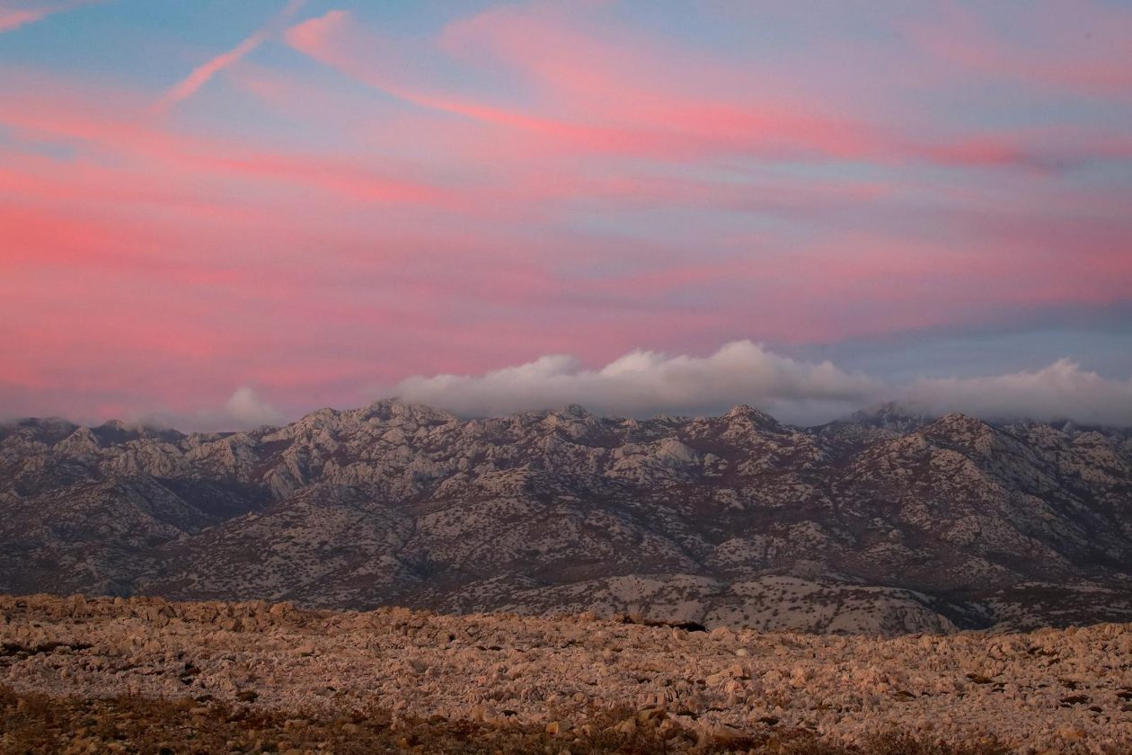 Pag: Boje zalaska iznad Velebita