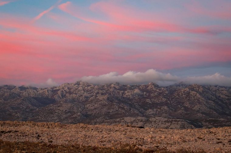 Pag: Boje zalaska iznad Velebita