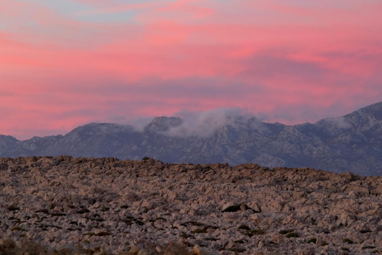 Pag: Boje zalaska iznad Velebita