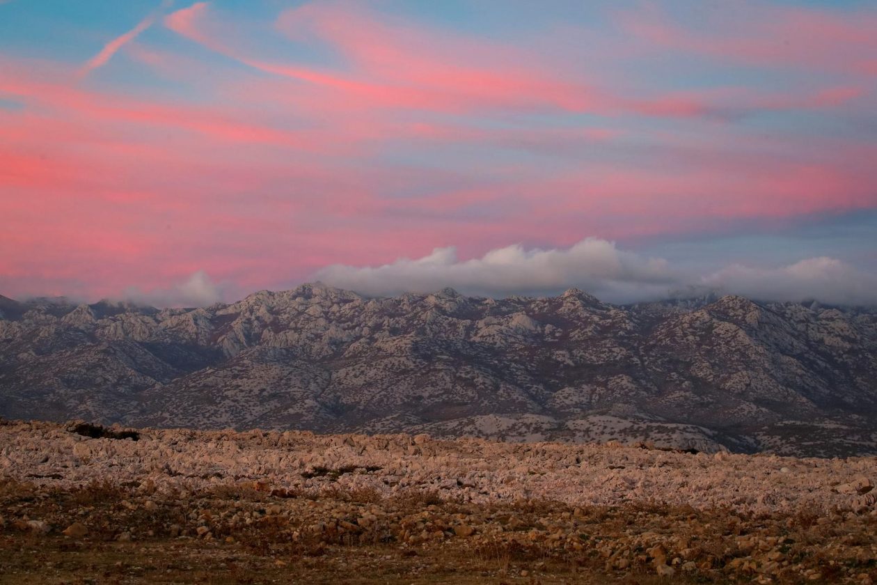 Pag: Boje zalaska iznad Velebita