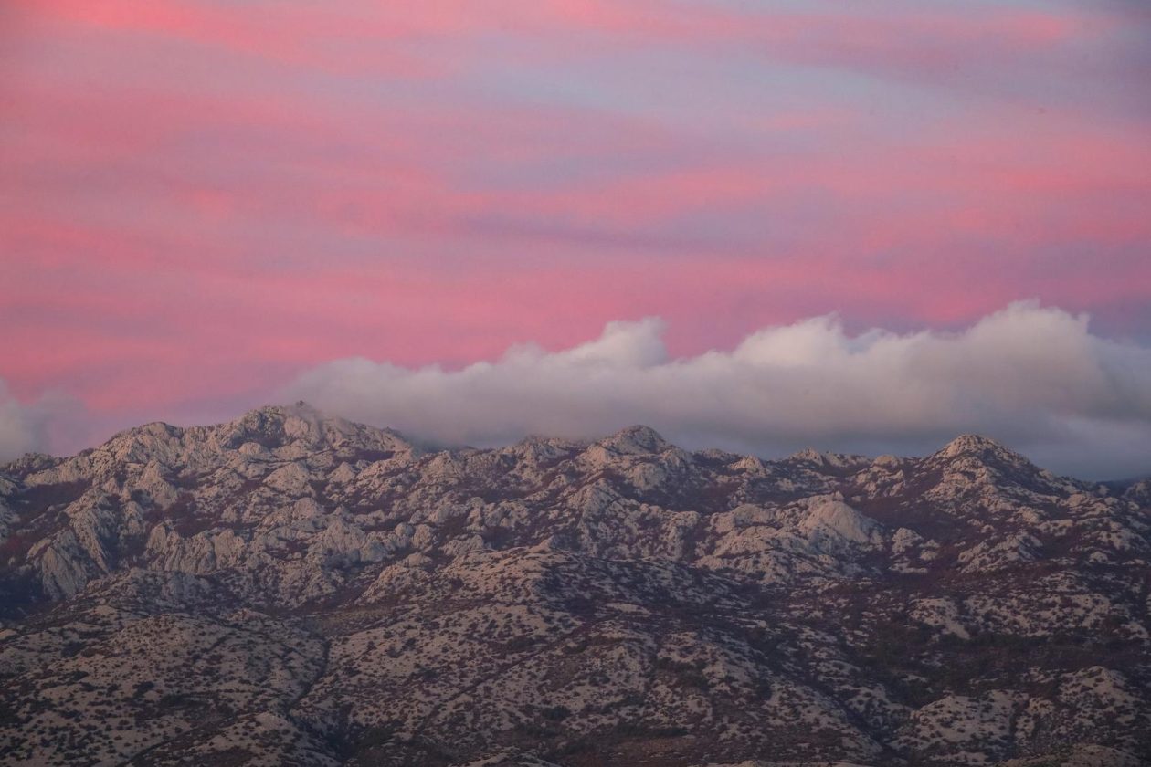 Pag: Boje zalaska iznad Velebita