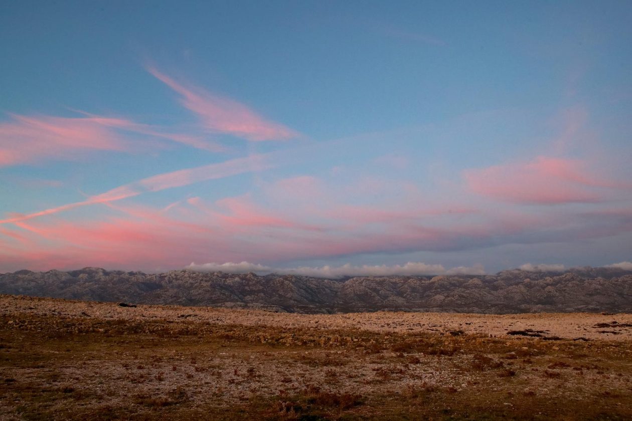 Pag: Boje zalaska iznad Velebita