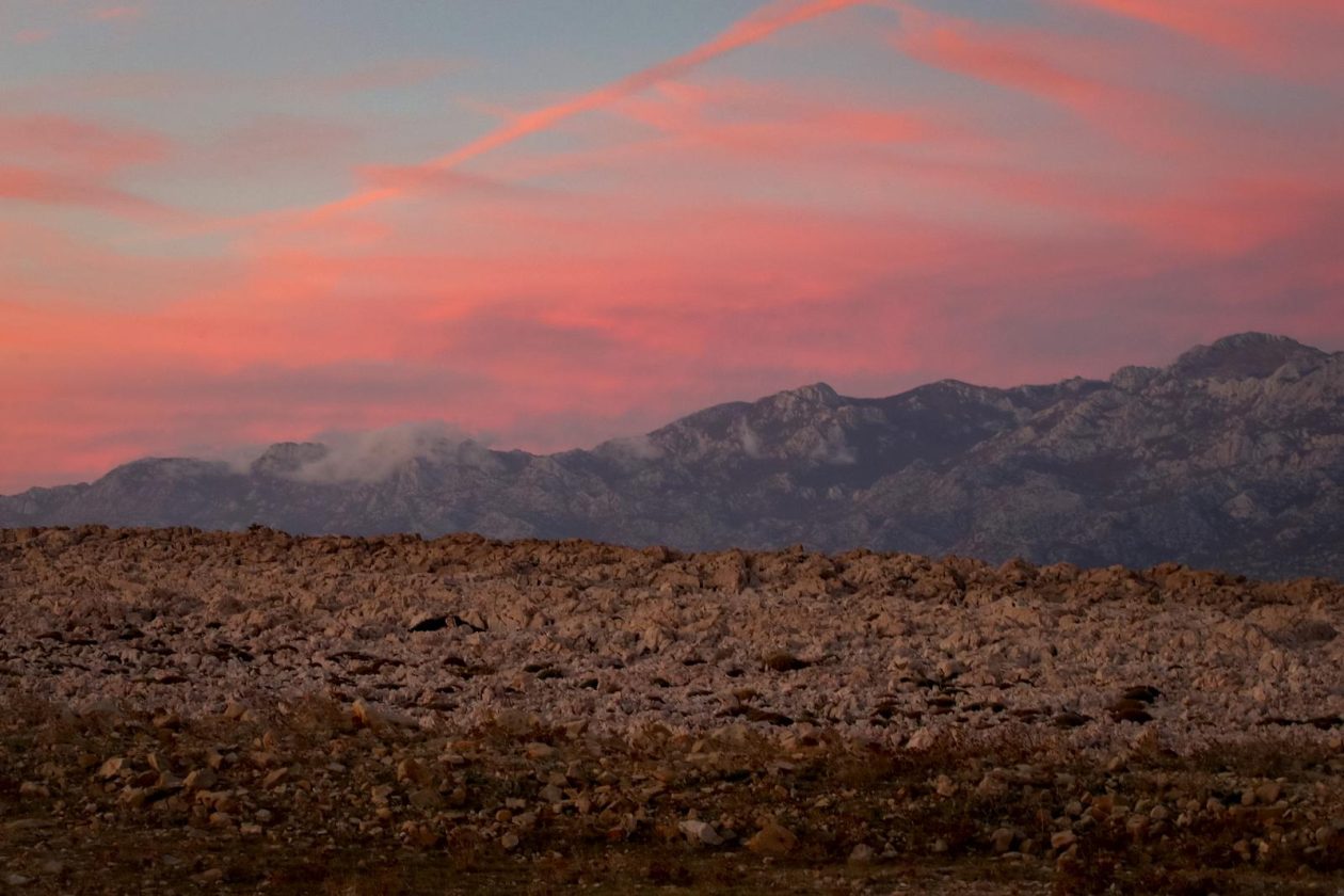 Pag: Boje zalaska iznad Velebita