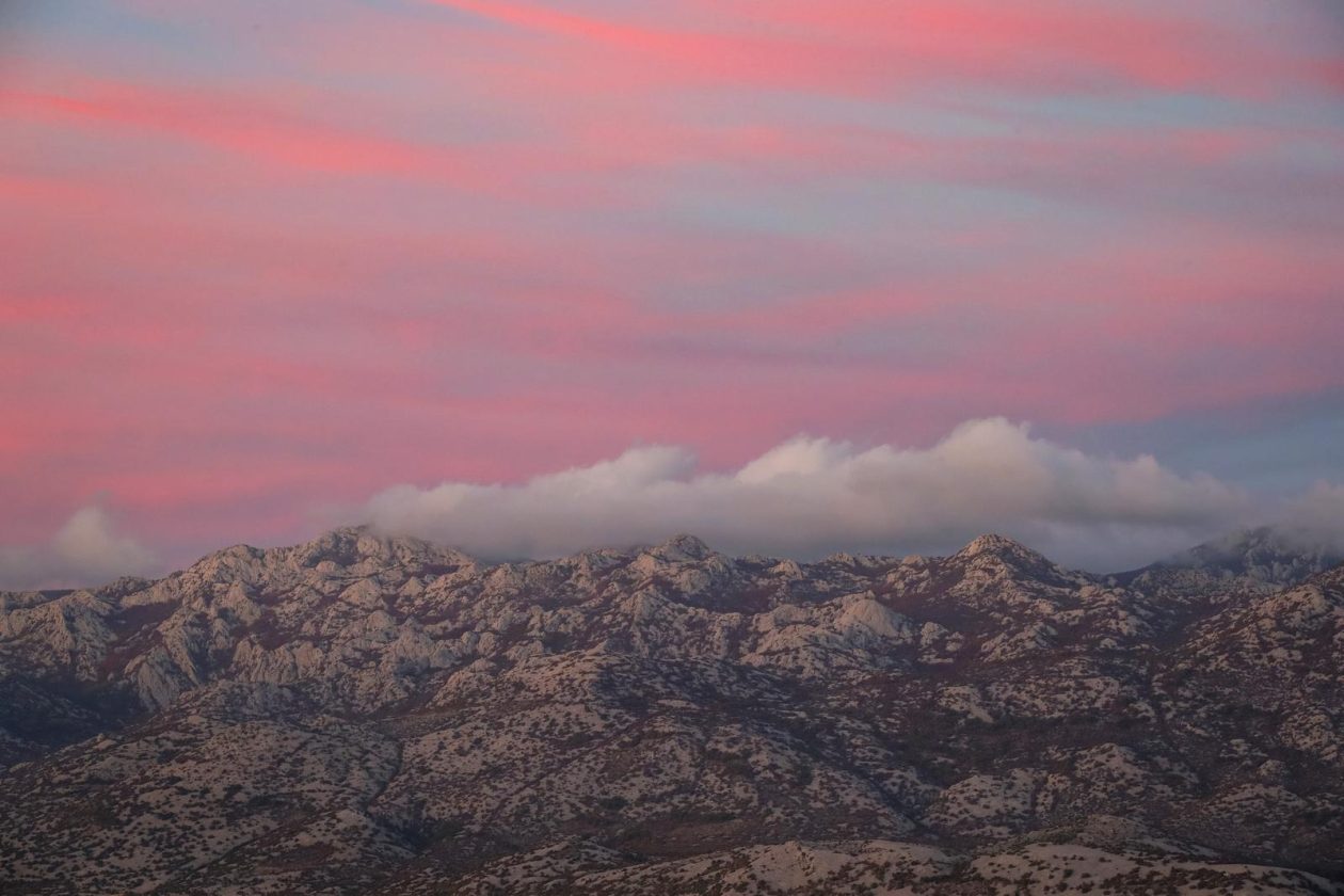 Pag: Boje zalaska iznad Velebita
