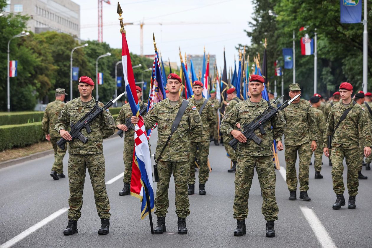 Svečani vojni mimohod u čast Oluje