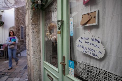 Zadar: Zanimljiv natpis na jednoj galeriji u zadarskoj Varoši