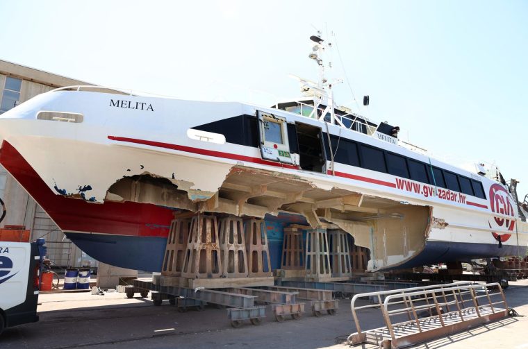 Oštećeni katamaran Melita dotegljen u ibensko brodogradilište Iskra