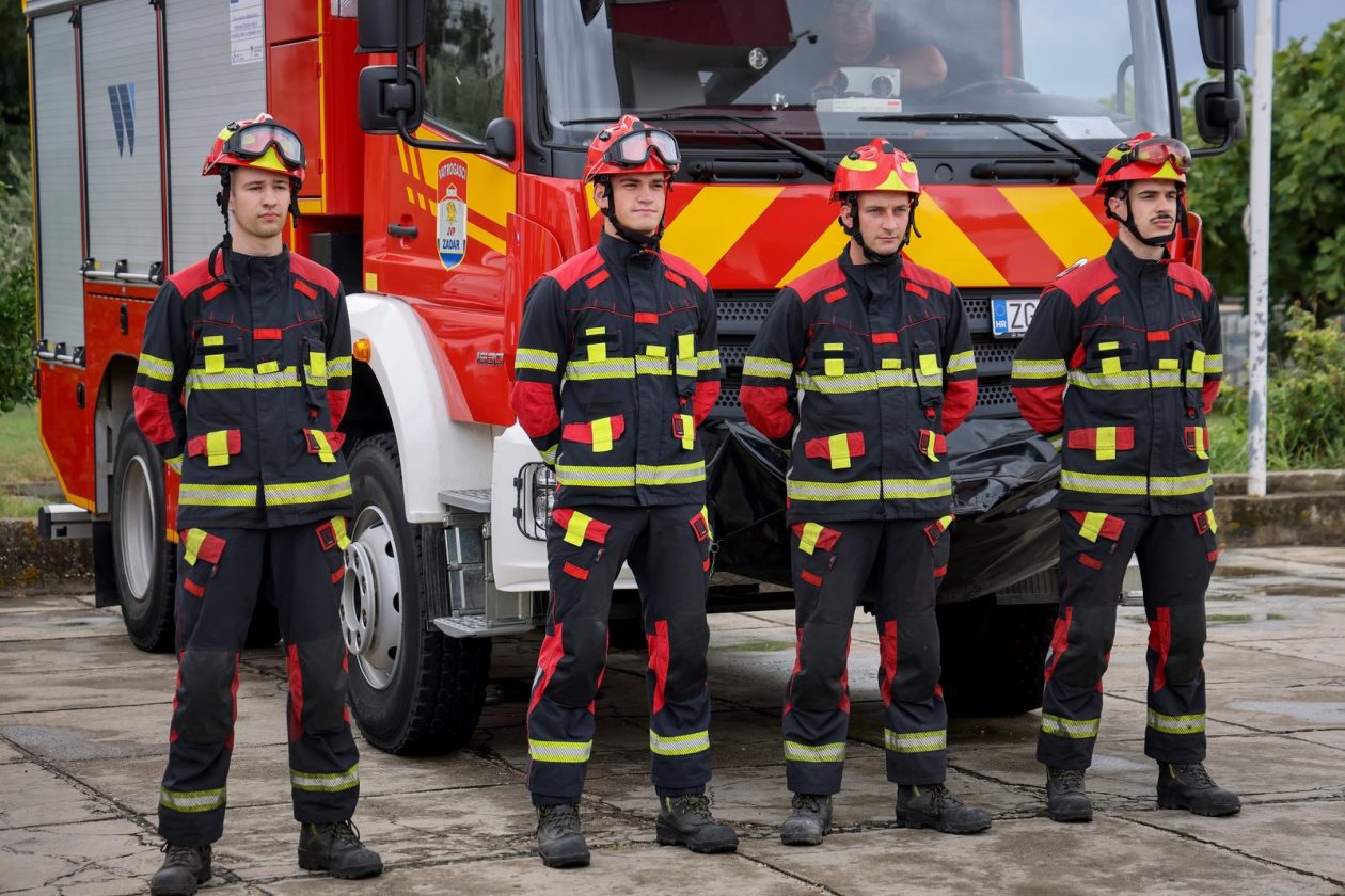 Zadarski vatrogasci odali počast stradalima u velikoj tragediji na Kornatima Zadarski vatrogasci odali počast stradalima u velikoj tragediji na Kornatima