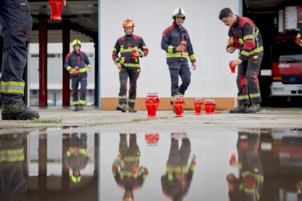 Zadarski vatrogasci odali počast stradalima u velikoj tragediji na Kornatima Zadarski vatrogasci odali počast stradalima u velikoj tragediji na Kornatima