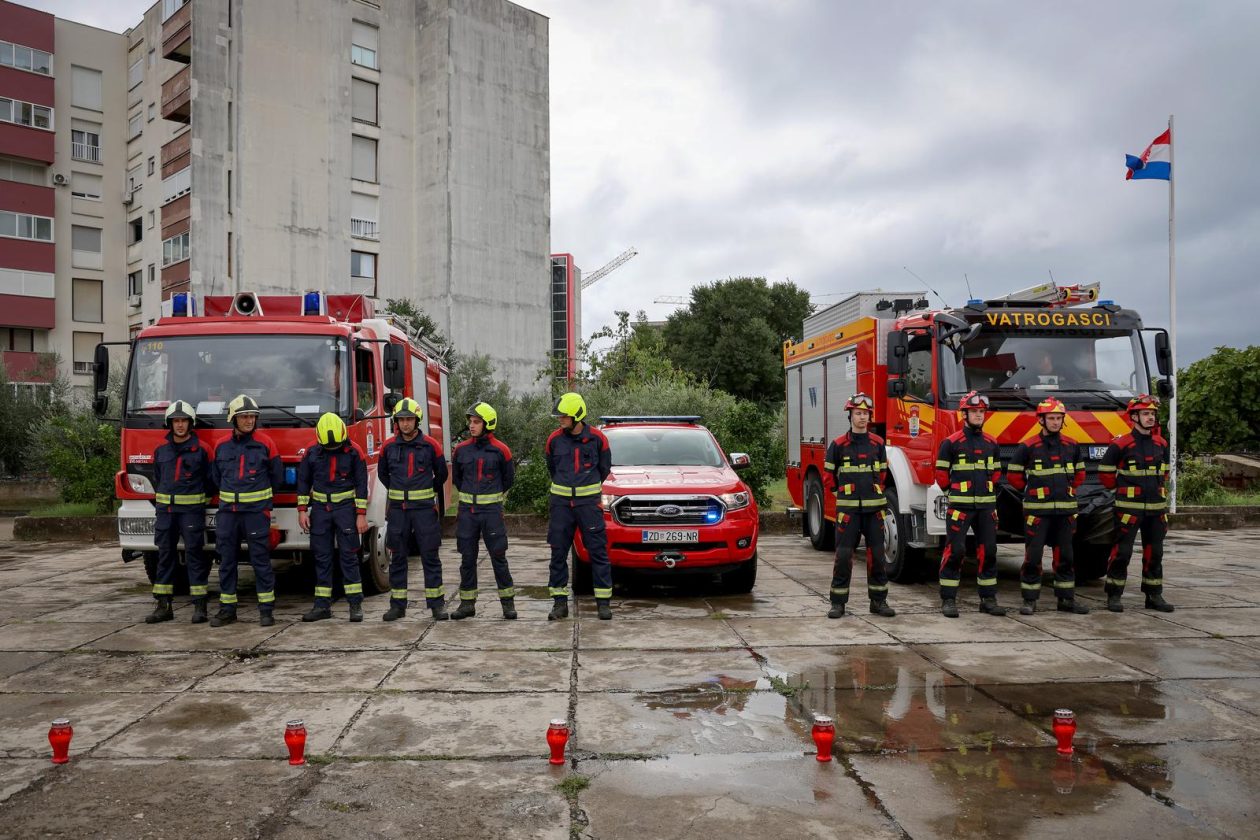 Zadarski vatrogasci odali počast stradalima u velikoj tragediji na Kornatima Zadarski vatrogasci odali počast stradalima u velikoj tragediji na Kornatima