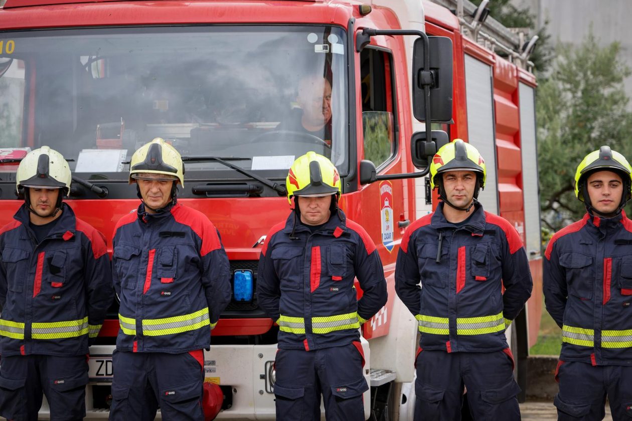 Zadarski vatrogasci odali počast stradalima u velikoj tragediji na Kornatima Zadarski vatrogasci odali počast stradalima u velikoj tragediji na Kornatima