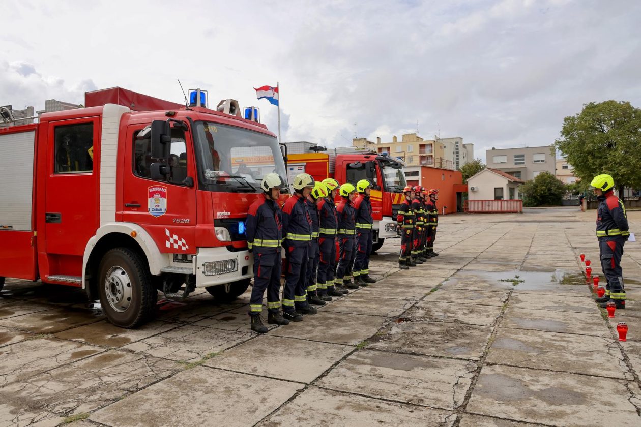 Zadarski vatrogasci odali počast stradalima u velikoj tragediji na Kornatima Zadarski vatrogasci odali počast stradalima u velikoj tragediji na Kornatima