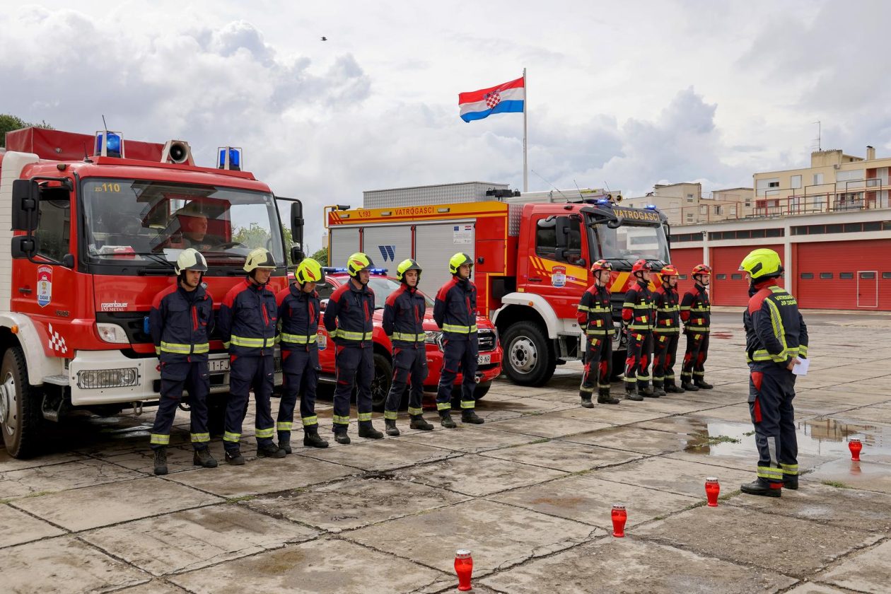 Zadarski vatrogasci odali počast stradalima u velikoj tragediji na Kornatima Zadarski vatrogasci odali počast stradalima u velikoj tragediji na Kornatima