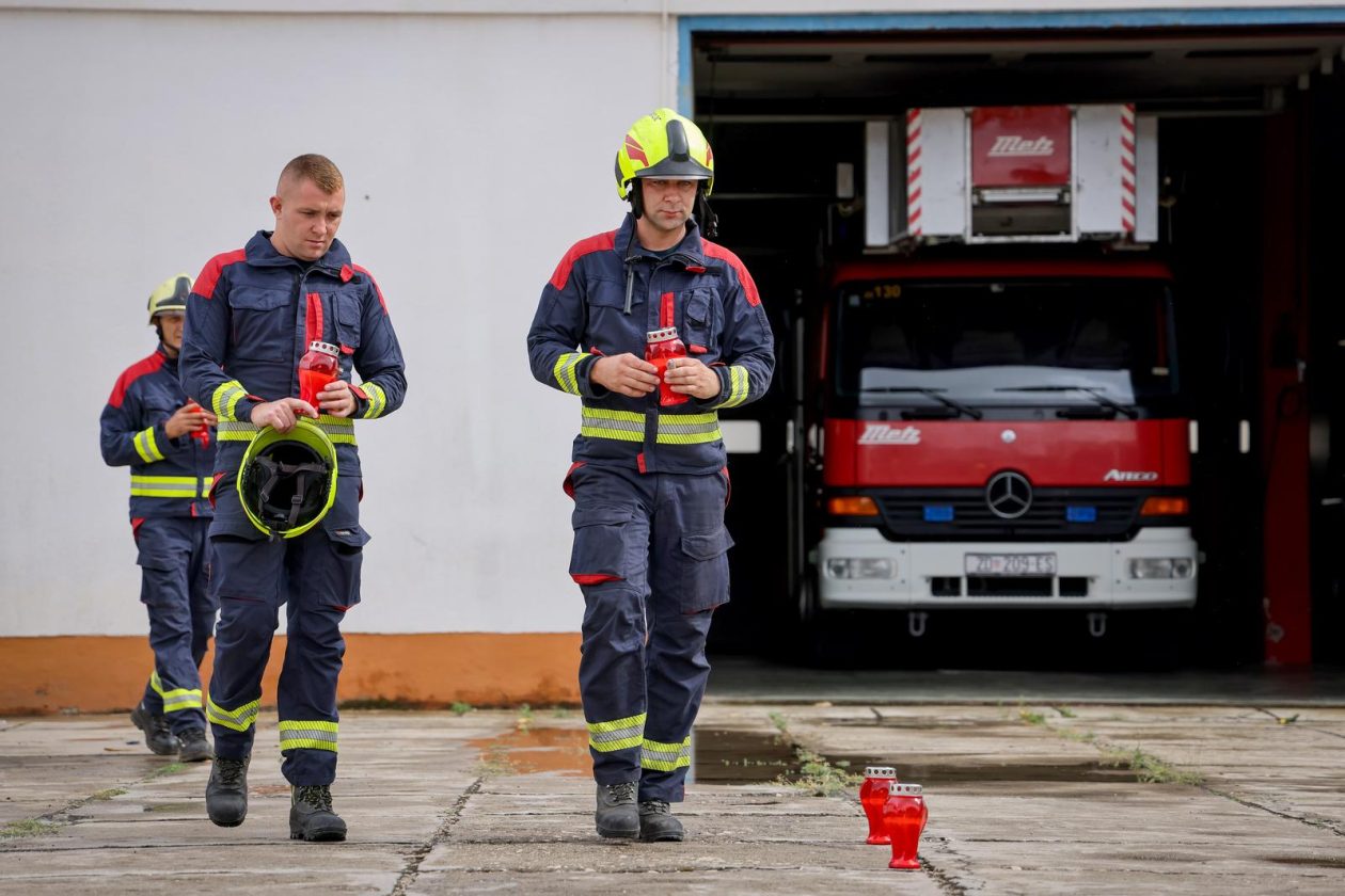 Zadarski vatrogasci odali počast stradalima u velikoj tragediji na Kornatima Zadarski vatrogasci odali počast stradalima u velikoj tragediji na Kornatima