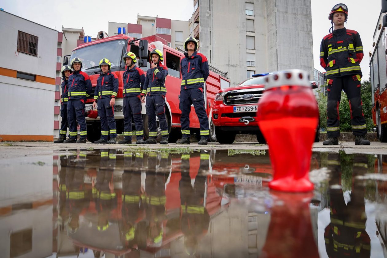 Zadarski vatrogasci odali počast stradalima u velikoj tragediji na Kornatima Zadarski vatrogasci odali počast stradalima u velikoj tragediji na Kornatima