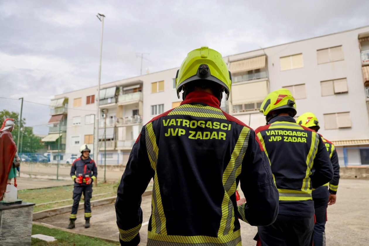 Zadarski vatrogasci odali počast stradalima u velikoj tragediji na Kornatima Zadarski vatrogasci odali počast stradalima u velikoj tragediji na Kornatima