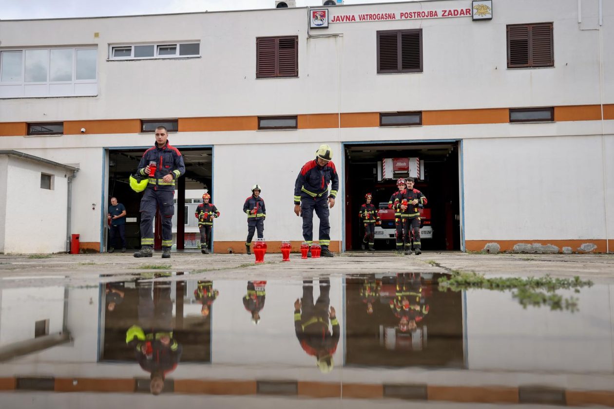 Zadarski vatrogasci odali počast stradalima u velikoj tragediji na Kornatima Zadarski vatrogasci odali počast stradalima u velikoj tragediji na Kornatima