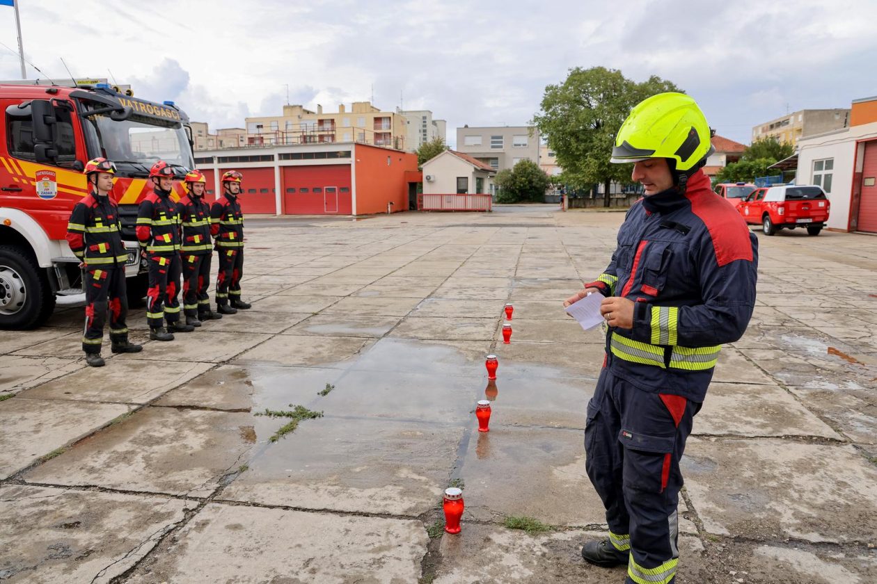 Zadarski vatrogasci odali počast stradalima u velikoj tragediji na Kornatima Zadarski vatrogasci odali počast stradalima u velikoj tragediji na Kornatima