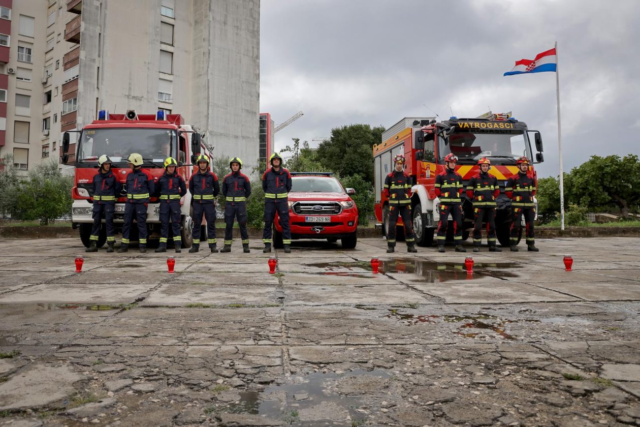 Zadarski vatrogasci odali počast stradalima u velikoj tragediji na Kornatima Zadarski vatrogasci odali počast stradalima u velikoj tragediji na Kornatima