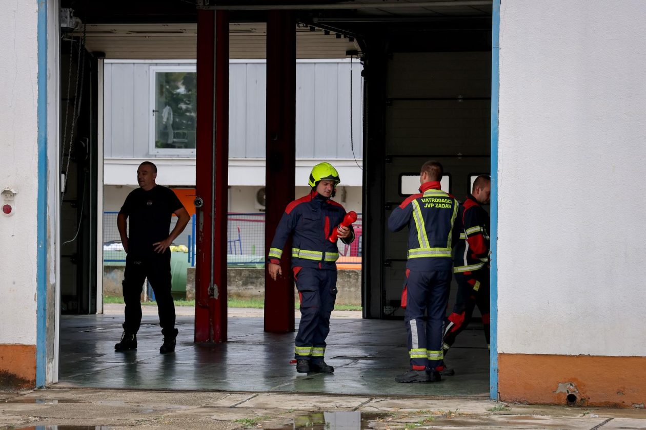 Zadarski vatrogasci odali počast stradalima u velikoj tragediji na Kornatima Zadarski vatrogasci odali počast stradalima u velikoj tragediji na Kornatima