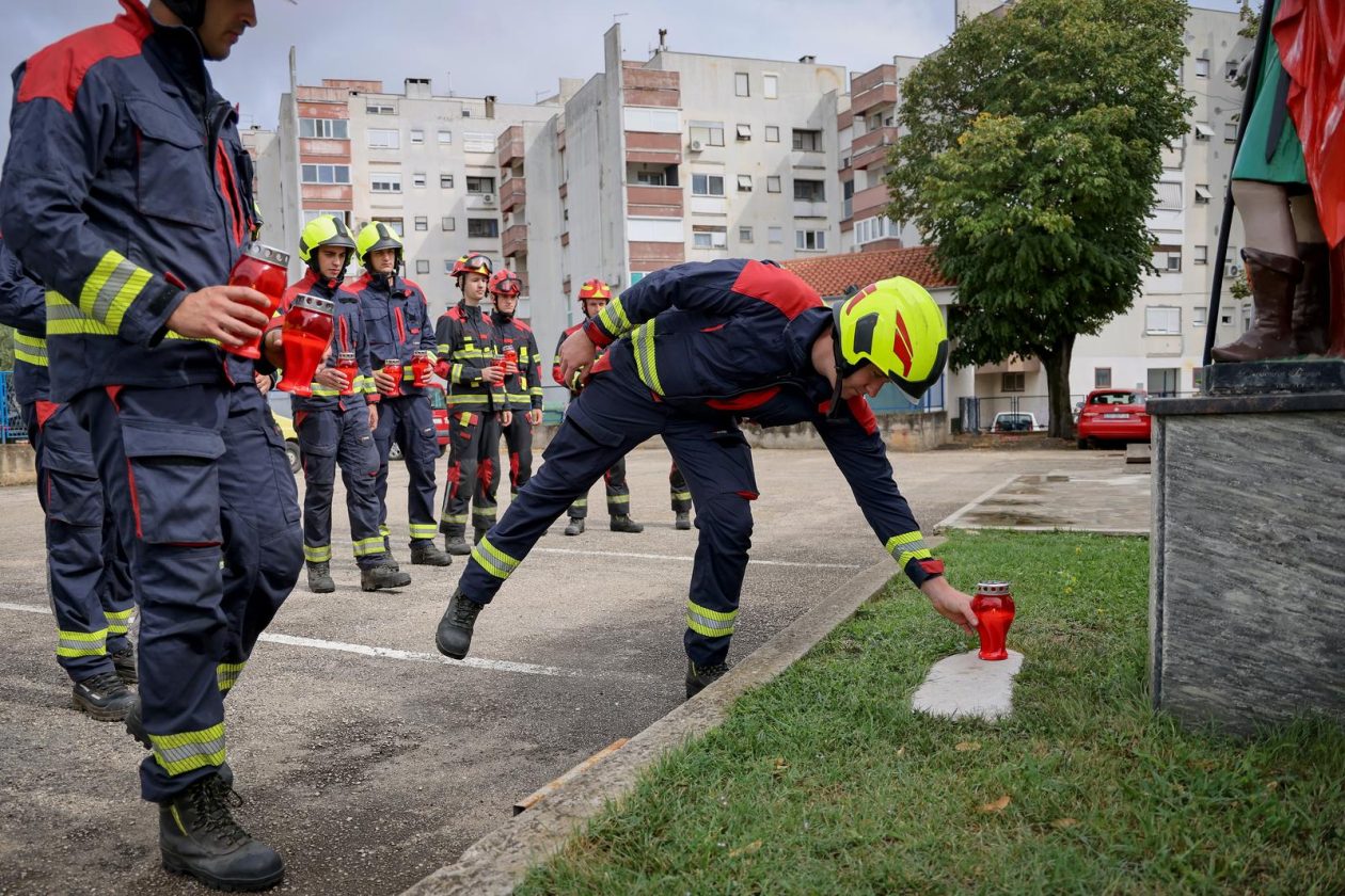 Zadarski vatrogasci odali počast stradalima u velikoj tragediji na Kornatima Zadarski vatrogasci odali počast stradalima u velikoj tragediji na Kornatima
