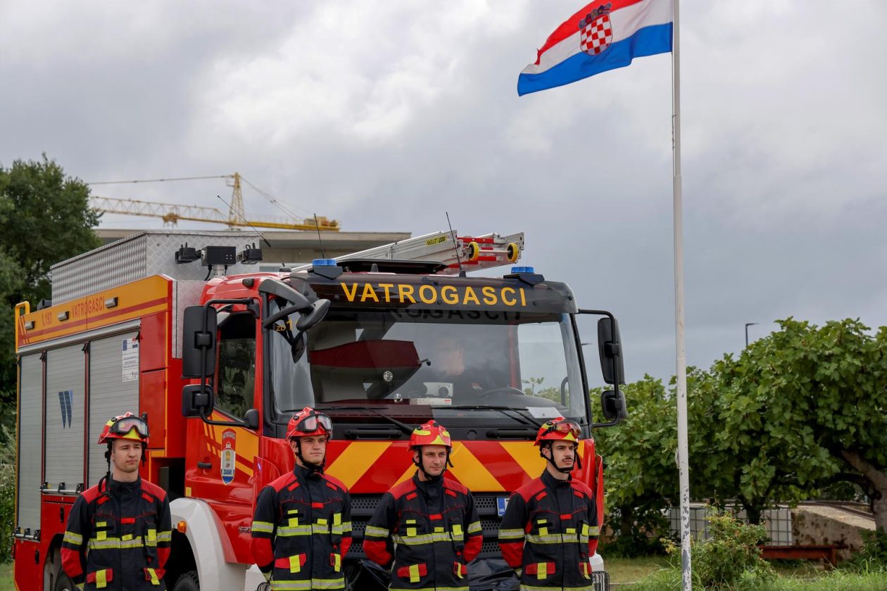 Zadarski vatrogasci odali počast stradalima u velikoj tragediji na Kornatima Zadarski vatrogasci odali počast stradalima u velikoj tragediji na Kornatima