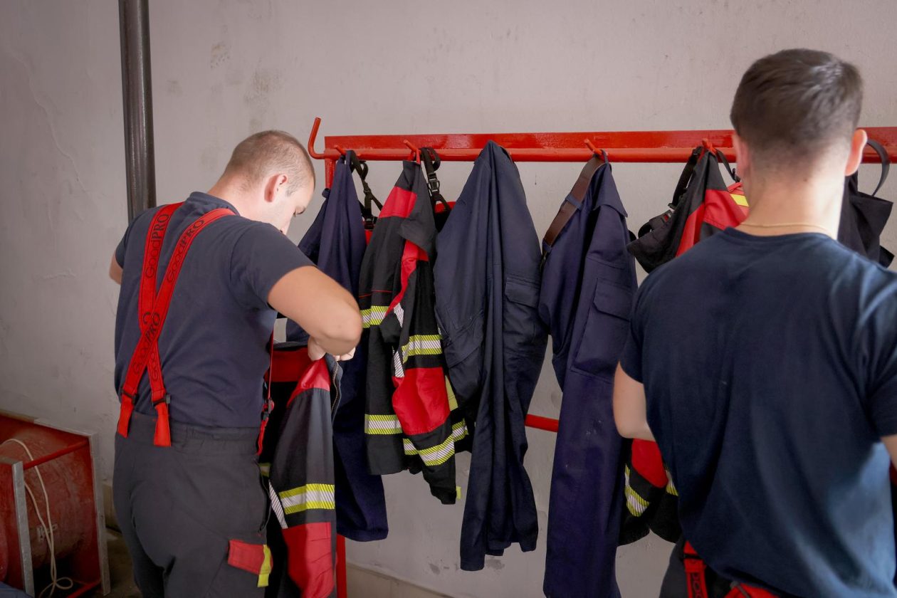 Zadarski vatrogasci odali počast stradalima u velikoj tragediji na Kornatima Zadarski vatrogasci odali počast stradalima u velikoj tragediji na Kornatima