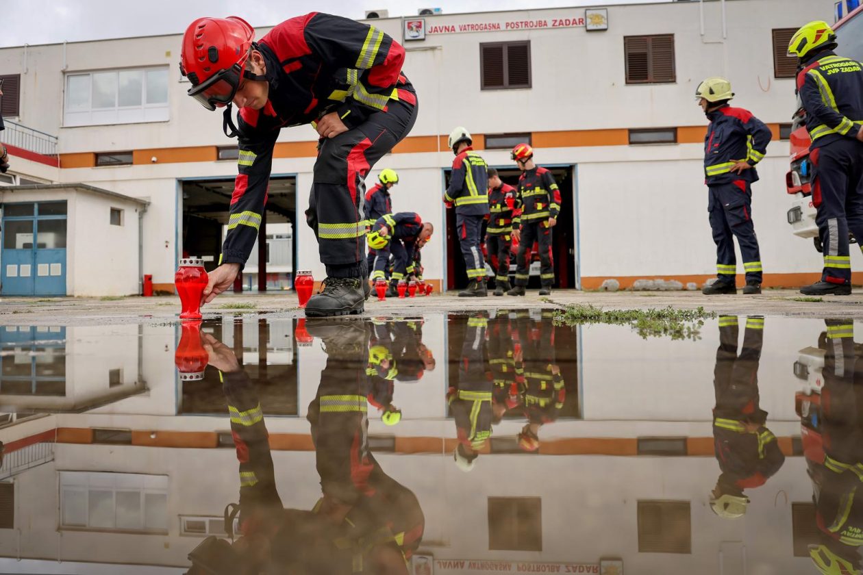 Zadarski vatrogasci odali počast stradalima u velikoj tragediji na Kornatima Zadarski vatrogasci odali počast stradalima u velikoj tragediji na Kornatima