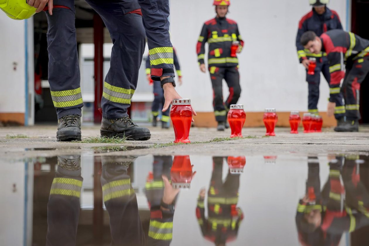 Zadarski vatrogasci odali počast stradalima u velikoj tragediji na Kornatima Zadarski vatrogasci odali počast stradalima u velikoj tragediji na Kornatima