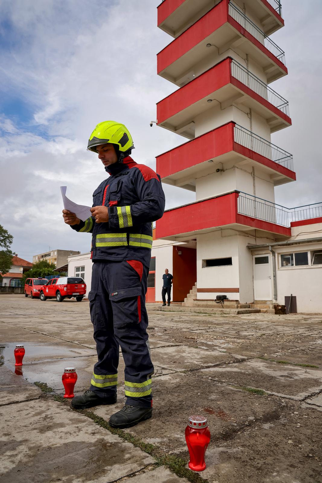 Zadarski vatrogasci odali počast stradalima u velikoj tragediji na Kornatima Zadarski vatrogasci odali počast stradalima u velikoj tragediji na Kornatima