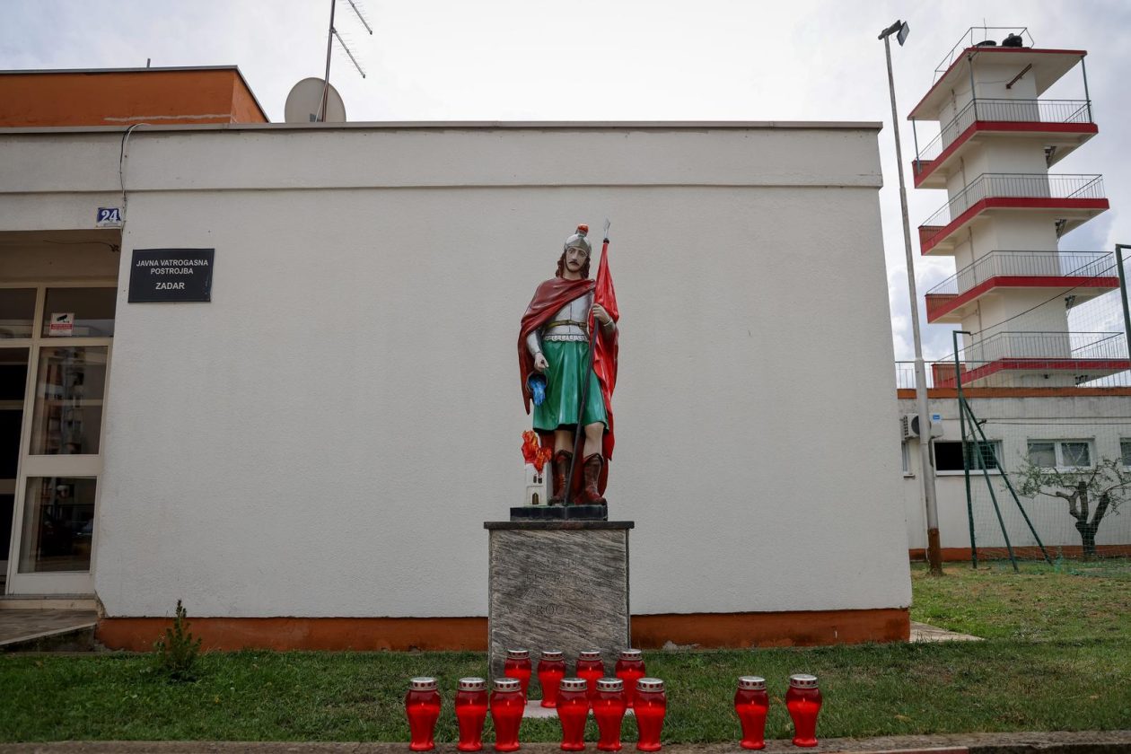 Zadarski vatrogasci odali počast stradalima u velikoj tragediji na Kornatima Zadarski vatrogasci odali počast stradalima u velikoj tragediji na Kornatima