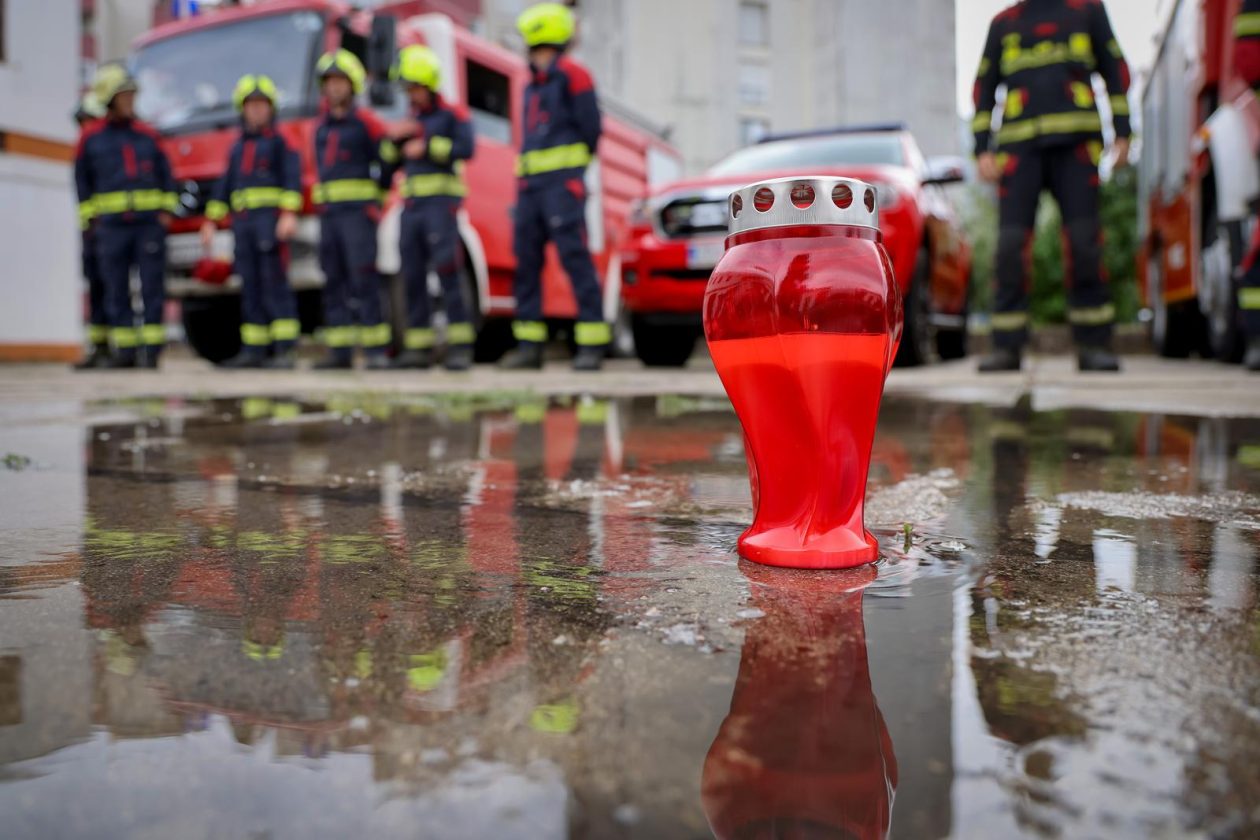Zadarski vatrogasci odali počast stradalima u velikoj tragediji na Kornatima Zadarski vatrogasci odali počast stradalima u velikoj tragediji na Kornatima