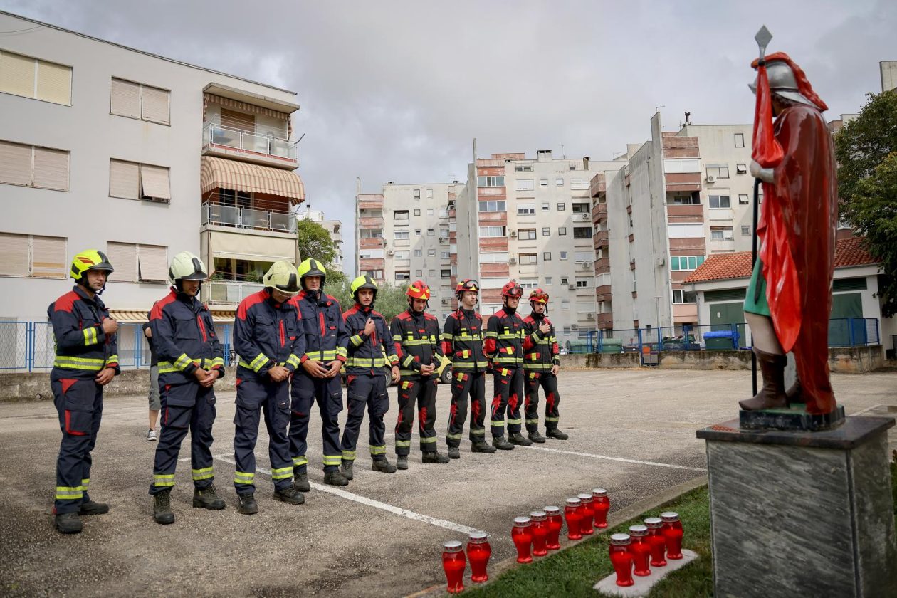 Zadarski vatrogasci odali počast stradalima u velikoj tragediji na Kornatima Zadarski vatrogasci odali počast stradalima u velikoj tragediji na Kornatima