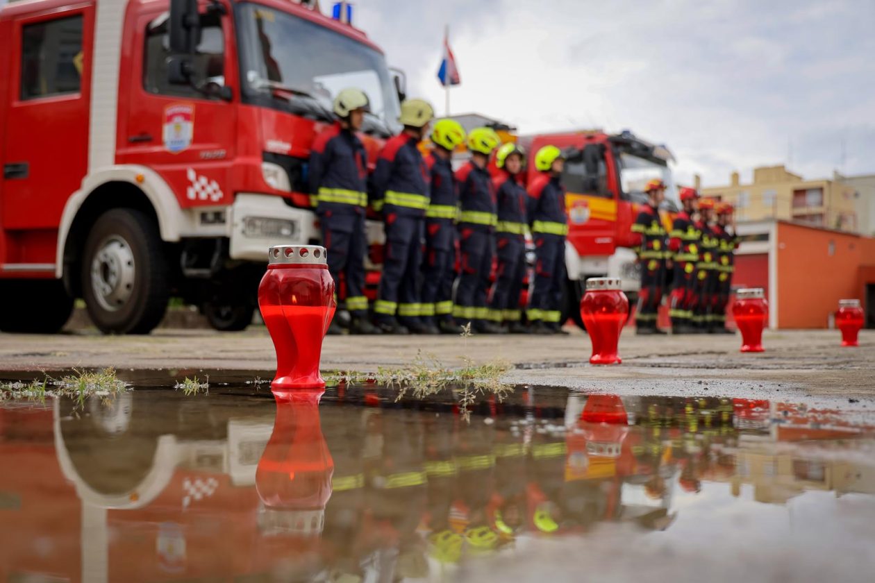 Zadarski vatrogasci odali počast stradalima u velikoj tragediji na Kornatima Zadarski vatrogasci odali počast stradalima u velikoj tragediji na Kornatima