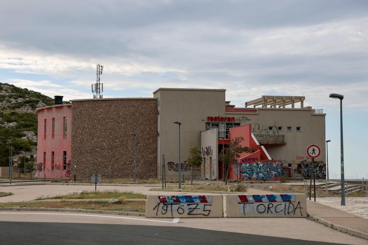 Jasenice: Napušteni hotel na odmorištu Marune Jasenice: Napušteni hotel na odmorištu Marune