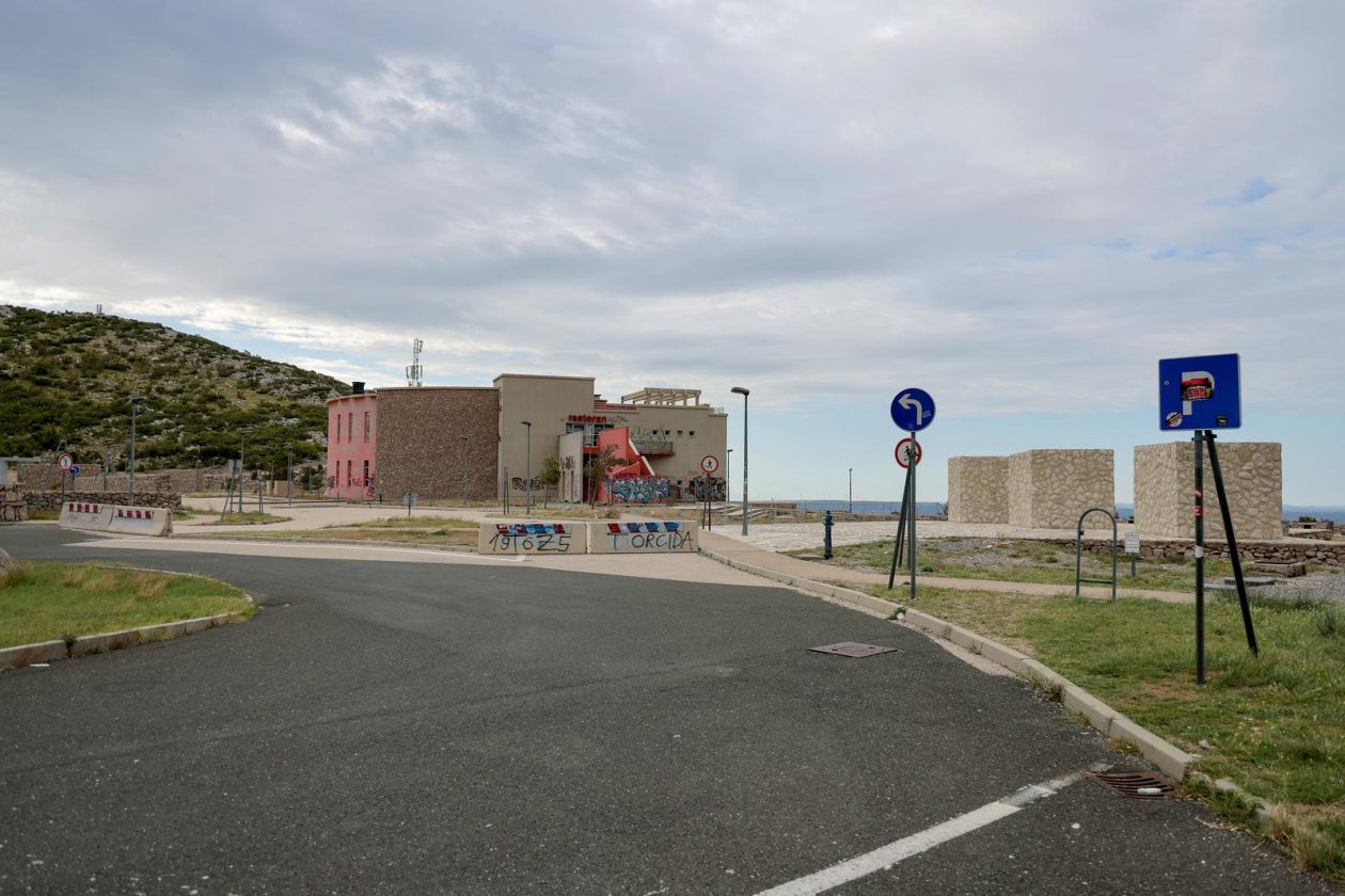 Jasenice: Napušteni hotel na odmorištu Marune Jasenice: Napušteni hotel na odmorištu Marune