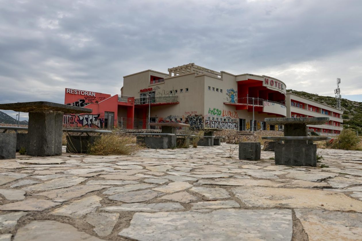 Jasenice: Napušteni hotel na odmorištu Marune Jasenice: Napušteni hotel na odmorištu Marune