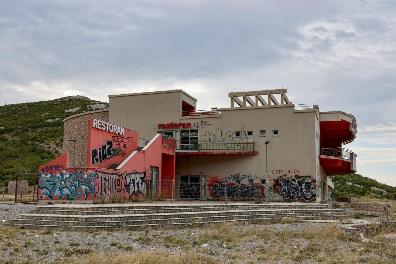 Jasenice: Napušteni hotel na odmorištu Marune Jasenice: Napušteni hotel na odmorištu Marune