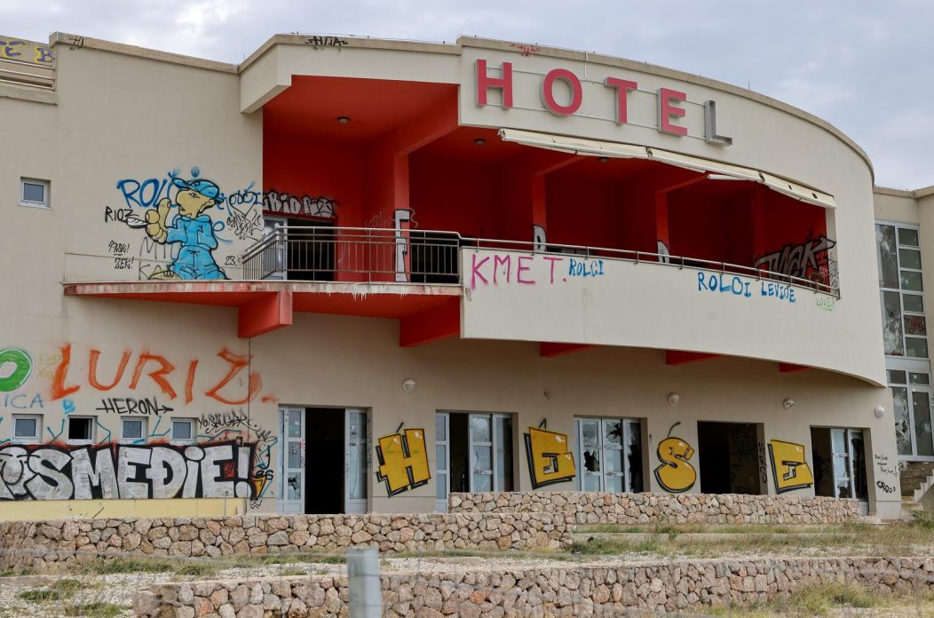 Jasenice: Napušteni hotel na odmorištu Marune