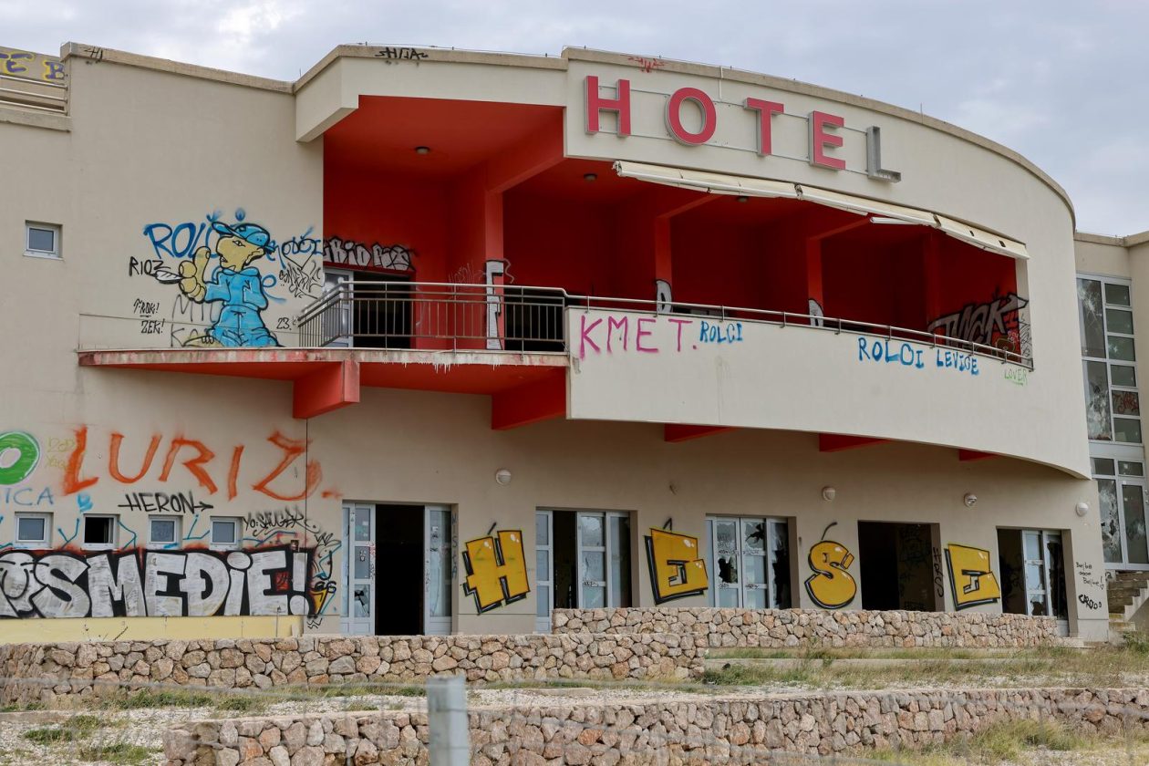 Jasenice: Napušteni hotel na odmorištu Marune Jasenice: Napušteni hotel na odmorištu Marune