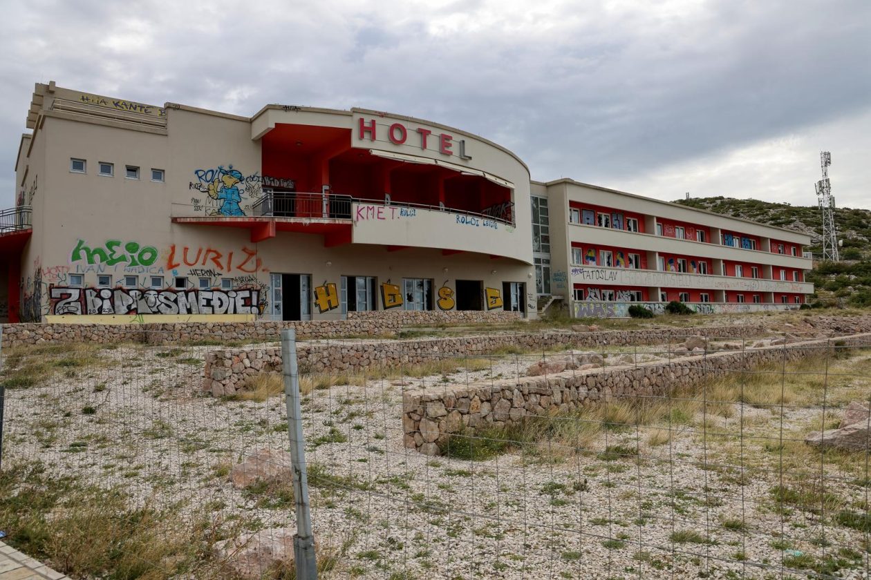 Jasenice: Napušteni hotel na odmorištu Marune Jasenice: Napušteni hotel na odmorištu Marune