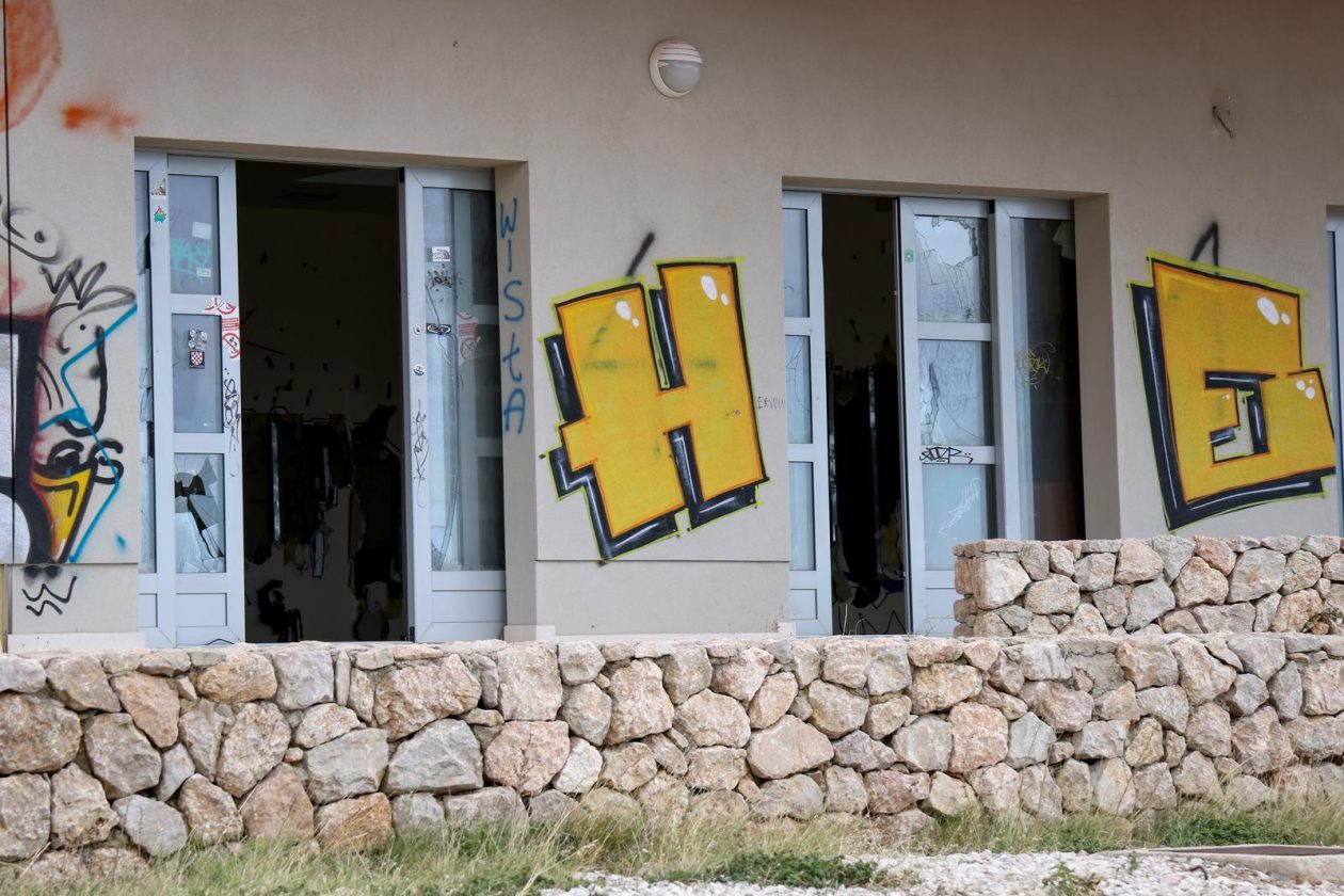 Jasenice: Napušteni hotel na odmorištu Marune Jasenice: Napušteni hotel na odmorištu Marune