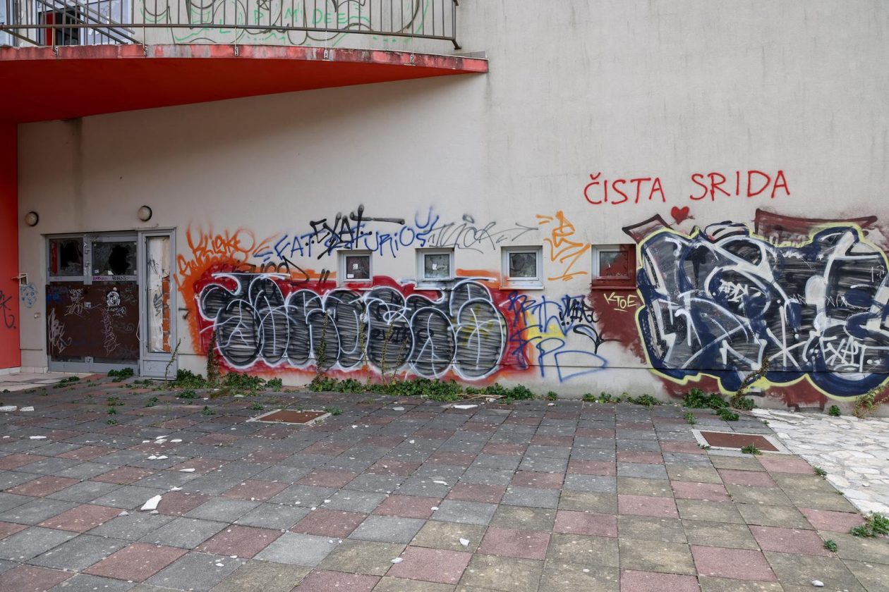 Jasenice: Napušteni hotel na odmorištu Marune Jasenice: Napušteni hotel na odmorištu Marune