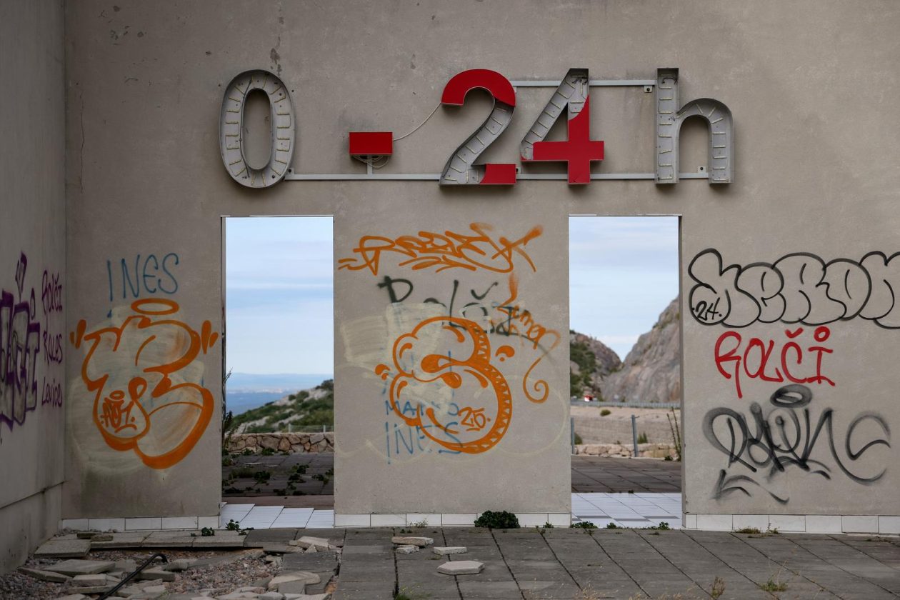 Jasenice: Napušteni hotel na odmorištu Marune Jasenice: Napušteni hotel na odmorištu Marune