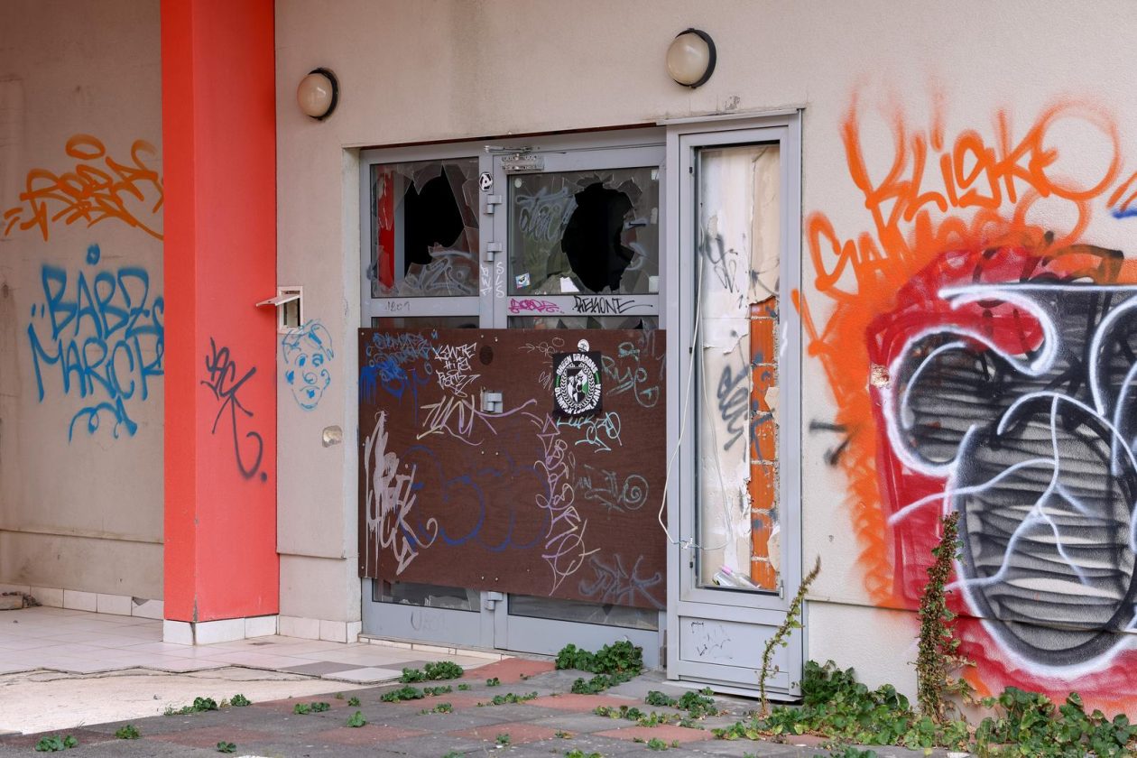 Jasenice: Napušteni hotel na odmorištu Marune Jasenice: Napušteni hotel na odmorištu Marune