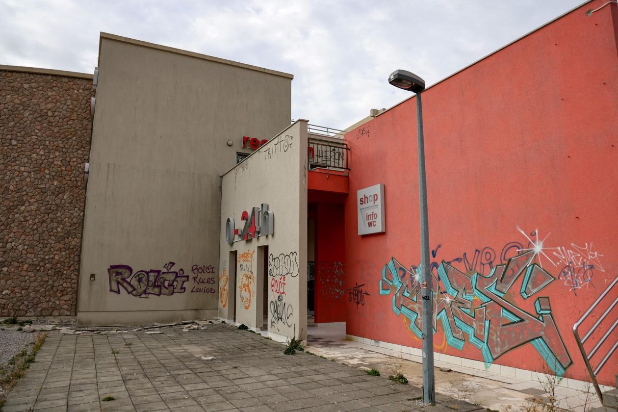 Jasenice: Napušteni hotel na odmorištu Marune Jasenice: Napušteni hotel na odmorištu Marune