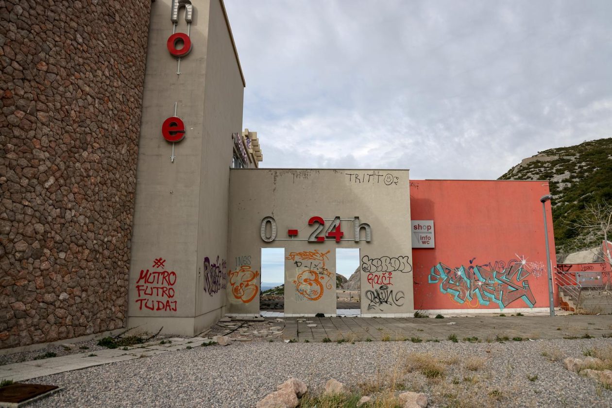 Jasenice: Napušteni hotel na odmorištu Marune Jasenice: Napušteni hotel na odmorištu Marune